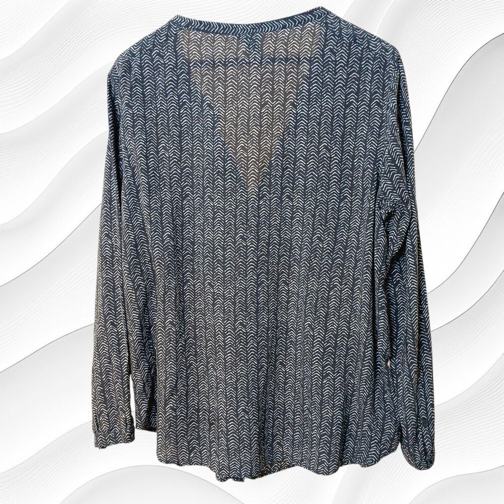 Eddie Bower Women V-Neck Button Front Blouse, Size XL. Gray Geometric Print GUC - Picture 5 of 5